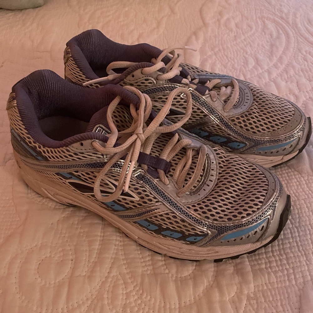 Brooks women’s sneakers